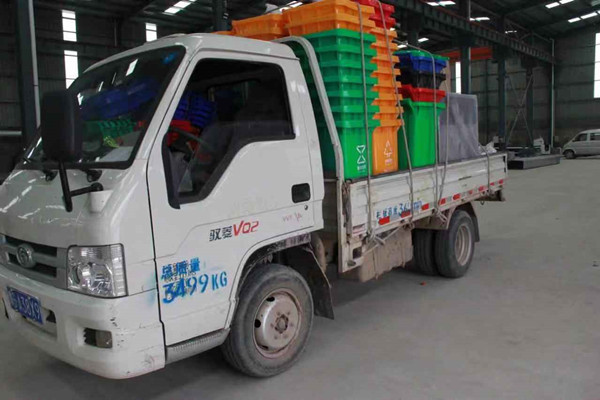 塑料垃圾桶和戶(hù)外果皮箱送往機(jī)關(guān)單位